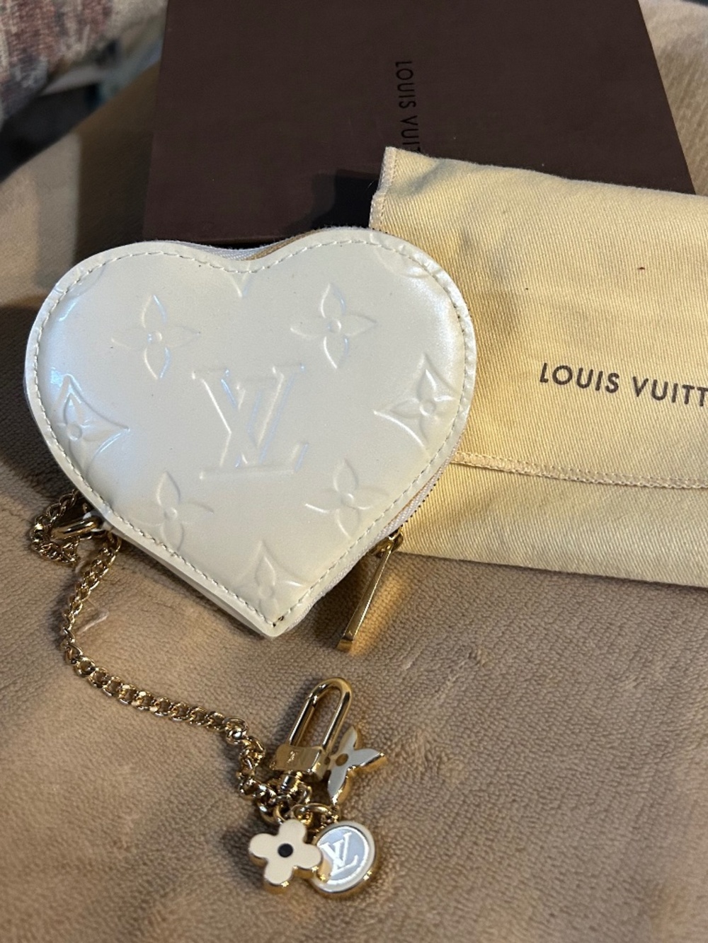 💃🏽adorable authentic Louis Vuitton Heart Purse/Pouch/ key charm🤍
